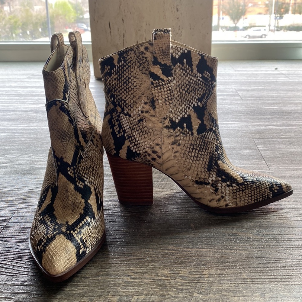 Snakeskin booties / ankle boots
